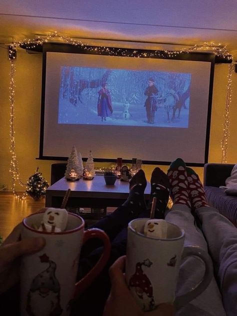 Watching Christmas Movies Aesthetic, Winter Movies, Xmas Movies, Christmas Movie Night, Christmas Date, Christmas Films, Christmas Dreaming, Aesthetic Couple, Cosy Christmas