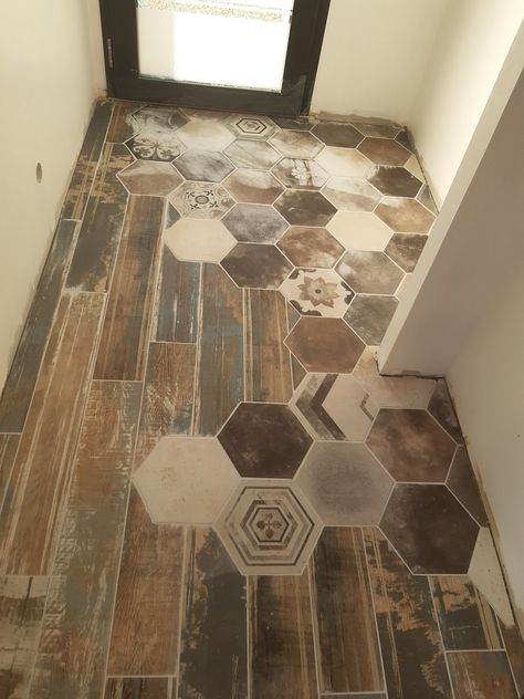 Unique Vinyl Flooring, Narrow Hallway Color Ideas, Vintage Tegel, Upstairs Hallway Ideas, Hallway Ideas Storage, Storage Hallway, Narrow Hallway Ideas, Entrance Modern, Upstairs Hallway