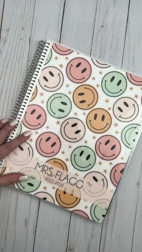 Book School, Books For School, Cute School Notebooks, Cute Note Books, Cute Books, Cute Spiral Notebooks, Preppy School Supplies, School Book Covers, School Journals