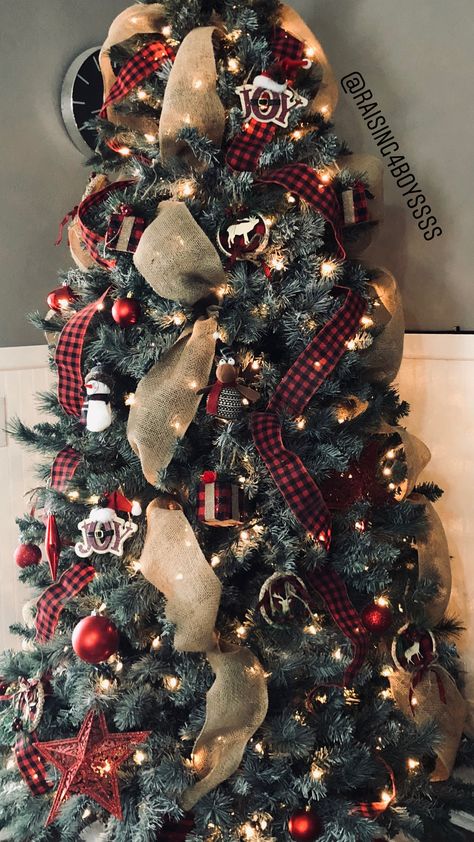 Diy Christmas Tree Decorations, Christmas Tree Inspo, Burlap Christmas Tree, Buffalo Plaid Christmas Tree, Plaid Christmas Decor, Farmhouse Christmas Tree, Christmas Tree Decorations Diy, Plaid Christmas Tree, Christmas Tree Inspiration