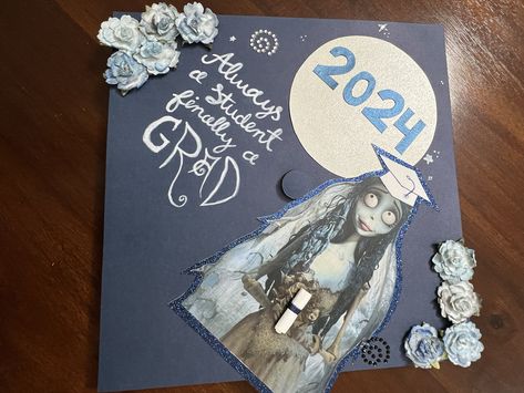 Tim Burton, sparkly cap :) Tvd Graduation Cap Ideas, Corpse Bride Graduation Cap, Tim Burton Graduation Cap, Nightmare Before Christmas Grad Cap, Senior Caps, Grad Hats, Caps Ideas, College Grad Cap Ideas, Graduation Cap Decoration Diy