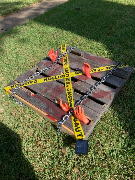 Diy Terrifying Halloween Decorations, Apocalypse Decorations, Halloween Pallet Ideas, Diy Zombie Decorations, Pallet Halloween, Deco Halloween, Scary Halloween Decorations Outdoor, Scary Halloween Decorations Diy, Halloween Photo Booth