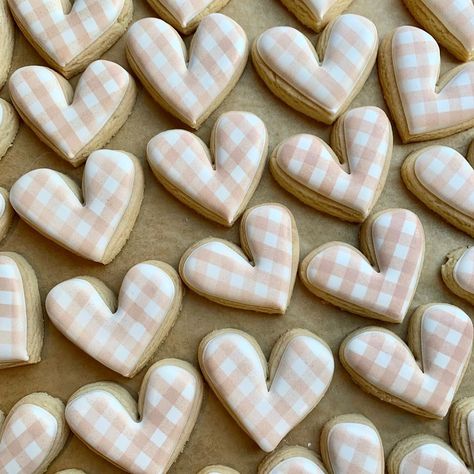 Gingham Cookies Decorated, Gingham Cupcakes, Gingham Cookies, Gingham Birthday Party, Gingham Cake, Gingham Party, Fall 1st Birthdays, Pink Cookies, Bow Baby Shower