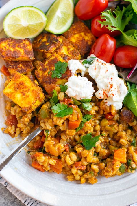 This vegetarian barley Buddha bowl is an Indian-inspired recipe that features peal barley pulao, Paneer, salad, and spiced yogurt. Paneer Salad, Grain Salad Recipes, Vegetarian Bowls, How To Cook Barley, Barley Recipe, Barley Salad, Buddha Bowls Recipe, Plant Based Diet Recipes, Grain Salad