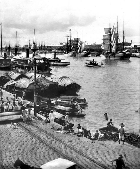 A very busy Pasig River, Manila, Philippines, Early 20th Century Galleon Trade, History Philippines, Binibining Mia, Antique Philippines, Pasig River, Vintage Philippines, Old Manila, Old Philippines, Philippine Holidays