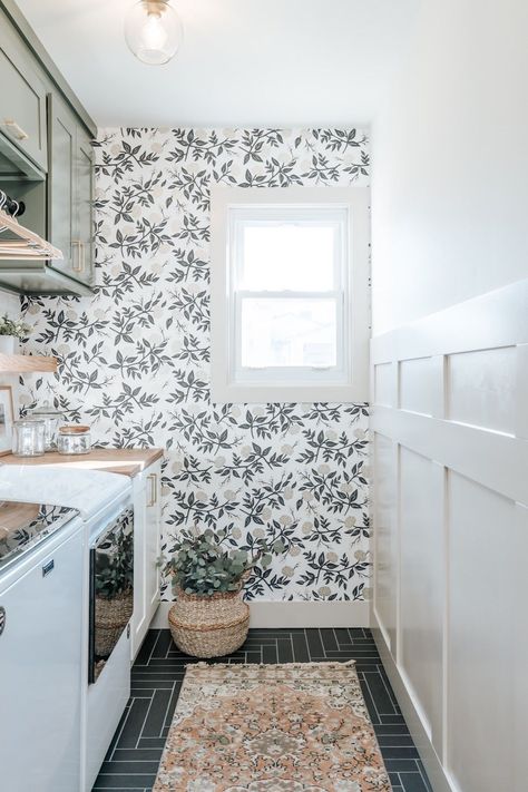 White Laundry Rooms, Mudroom Laundry, Green Laundry, Laundry Room Wallpaper, Laundry Room Flooring, Dream Laundry Room, Room Accent Wall, Garden Retreat, Mudroom Laundry Room