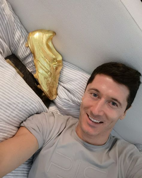 Lewandowski Pfp, Lewandowski Icon, Classic Football Shirts, Robert Lewandowski, Soccer Guys, Baby Squirrel, Football Memes, Bayern Munich, Man Running