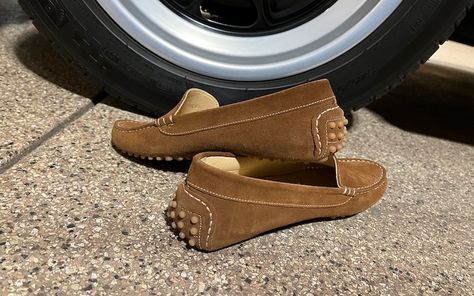 We Love Shoes. And We Love These Driving Shoes When We Hit the Road 1 Driving Shoes Women's Outfit, Driving Loafers Women Outfit, Loafers Women Outfit, Loafers Outfit Women, Womens Driving Loafers, Driving Mocs, Loafers Outfit, Car Shoe, Driving Moccasins