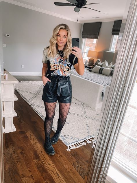 Concert Tee Outfit, Maddie Duff, Best Concert Outfits, Rap Concert Outfit, Band Tee Outfits, Leather Shorts Outfit, Gig Outfit, Concert Outfit Rock, Cute Edgy Outfits