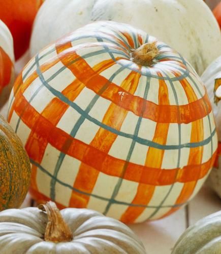 A pretty painted plaid design gives this pumpkin a rustic look. More no-carve pumpkin decorating ideas: http://www.midwestliving.com/holidays/halloween/easy-no-carve-pumpkin-decorating/?page=8,0 Easy Painted Pumpkins, Pumpkin Painting Ideas Easy, Creative Pumpkin Painting, No Carve Pumpkin Decorating, Painting Ideas Easy, Plaid Pumpkin, Pumpkin Painting Ideas, Halloween Pumpkins Painted, Artificial Pumpkins