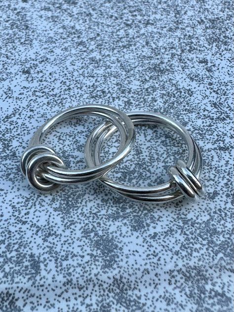 Sterling silver fidget ring, double band ring with movable jump rings allowing the wearer quiet stimulation to help with stress ©️Annabel Hood 2023 Ring Double Band, Double Band Ring, Hood Design, Double Band Rings, Fidget Rings, Portfolio Ideas, Pop Ups, Sterling Silver Jewellery, Craft Art