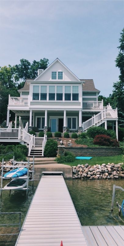 Dream Lake House, House On The Water, Preppy House, Beach House Aesthetic, Dream Summer, Dream Beach Houses, Casa Vintage, Dream Beach, Future Apartment