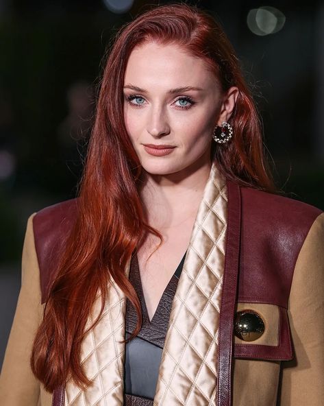 Sophie Turner Hair, Sophie Turner Red Hair, Acotar Cast, Sofie Turner, Sophie Turner Photoshoot, Women Haircuts, Dark Copper, Peinados Fáciles Para Cabello Corto, Hair Red