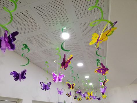 Hang From Ceiling Decor Classroom, Ceiling Classroom Decorations, Mothers Day Classroom Decoration, Roof Hanging Decoration For School, Spring Classroom Decorations, Classroom Ceiling, School Board Decoration, Diy Classroom Decorations, Spring Classroom