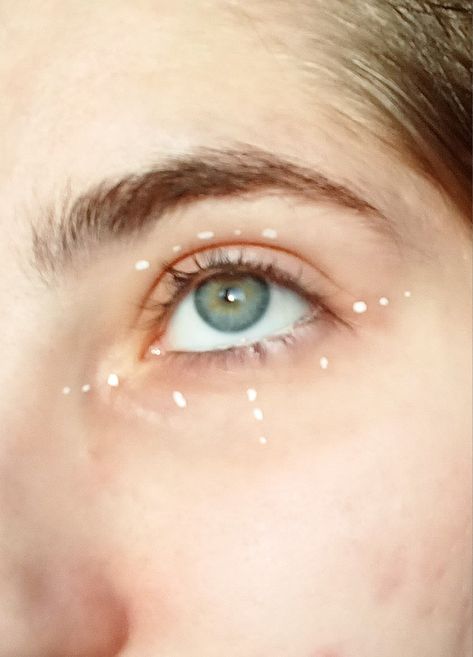 White Liner Dots, White Eyeliner Hooded Eyes, White Eyeliner Graphic, White Dots Makeup, White Eyeliner Ideas, White Graphic Eyeliner, Alternative Eyeliner, Soft Butch, White Eyeliner Looks