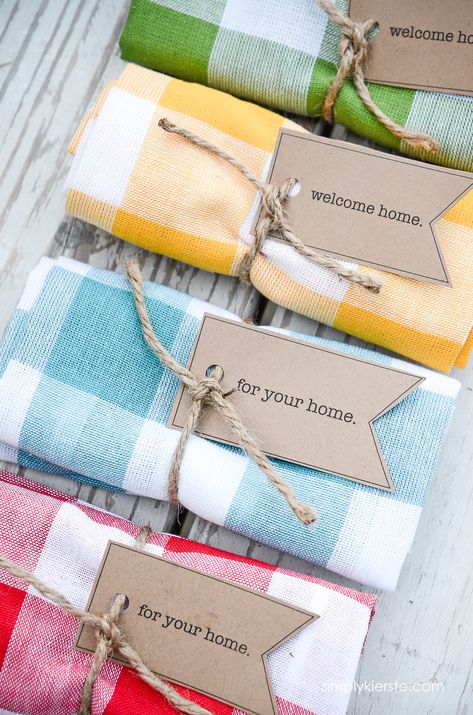 Easy & adorable Dishtowel Gift Idea! Perfect for all of your gift giving: friends, neighbors, teachers and more. New home, thinking of you, just because! Dish Cloth Gift Ideas, 2022 Gifts, Perfect Hostess, Free Printable Tags, Neighbor Gifts, Romantic Gifts, Welcome Home, Diy Inspiration, Dish Towels