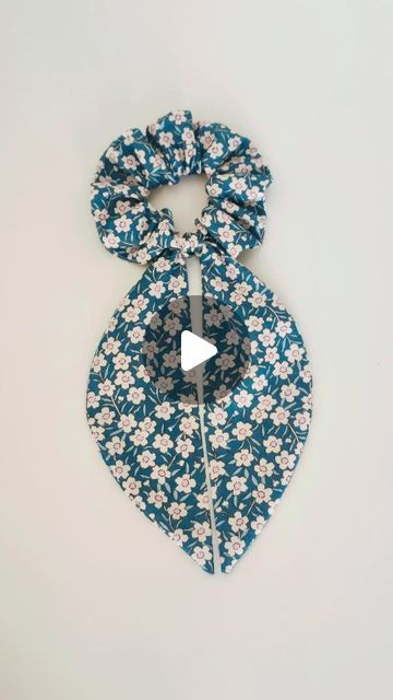 Ribbon Scrunchies Diy, Fabric For Scrunchies, Fabric Hair Accessories, Diy Scrunchie, Flower Scrunchie, Diy Hair Scrunchies, Scrunchie Styles, Diy Hair Accessories Ribbon, Scrunchies Diy