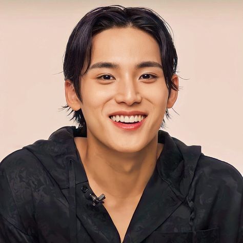 kim mingyu fangs Mingyu Vampire Teeth, Mingyu Fangs, Mingyu Smile, Vampire Teeth, Smile Teeth, Kim Mingyu, Honey Bunny, Pledis Entertainment, Bruce Lee