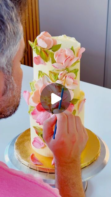 28K views · 6.1K likes | Julián Ángel ▲ on Instagram: "Palette knife Peonies are blooming in my cake ! Soft and kind colors to warm up our mood 🌸 . #paletteknife #paletteknifepainting #paletteknifecake #buttercream #buttercreamflowers #frosting #cake #cakedecorating" Ukrasavanje Torti, Spatula Painting, Frosting Cake, Buttercream Flower Cake, Royal Icing Decorations, Bloom Baby, Decorator Icing, Pallet Painting, Buttercream Flowers