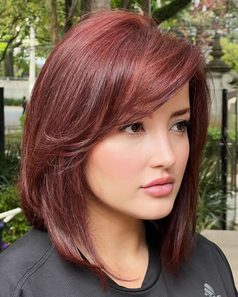 Dark Red Straight Lob with Side Bangs and Layers Hairstyles With Feathered Bangs, Cute Hair Colors For Short Hair, Corte Bob Corto Cara Redonda, Long Layered Bob Hairstyles, Corte Long Bob, Mahogany Hair, Hair Color Mahogany, Long Layered Bob, Side Bangs Hairstyles