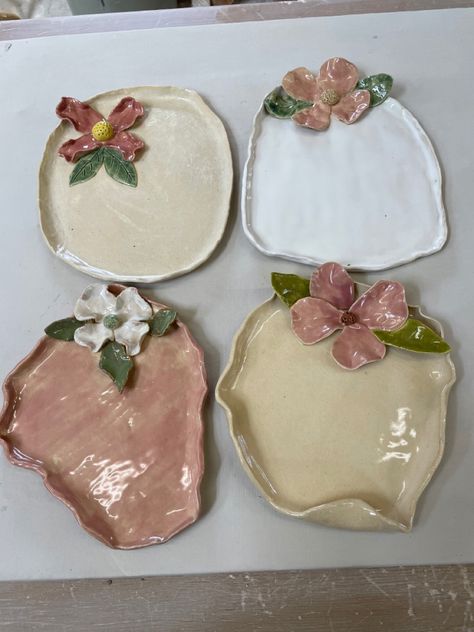 Clay Plates, Clay Diy Projects, Tanah Liat, Clay Crafts Air Dry, Keramik Design, Pottery Crafts, Diy Pottery, Ceramics Pottery Art, Clay Art Projects