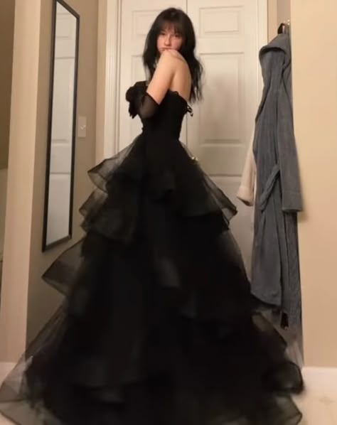 Prom Dresses Poofy, Poofy Prom Dresses, Vintage Ball Gown, Vintage Ball Gowns, Prom Outfit, Prom Dresses Elegant, Elegant Party Dresses, Black Prom Dress, Prom Dress Inspiration