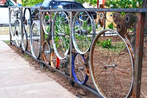 20 clever photos of old bicycles that have been masterfully repurposed and turned into fences. Great ideas for the bicycle lover in need of a fence. Bicycle Rims, Bicycle Wheels, Bicycle Decor, Old Bicycle, Wheel Art, Diy Fence, Front Yard Fence, Theme Nature, Fencing Ideas