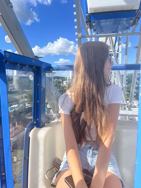 aesthetic cute ferris wheel at carnival Ferris Wheel Photoshoot, Ferris Wheel Pictures, Solo Pic Ideas, Ferris Wheel Aesthetic, Wheel Aesthetic, Pics Inspo, Summer Friends, Europe Summer, Aesthetic Cute