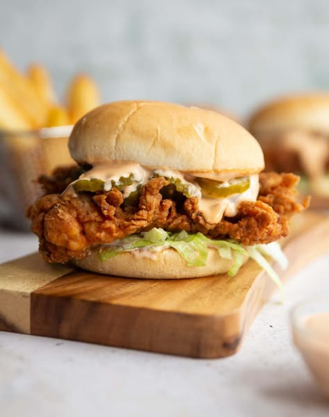 Fried Chicken Sandwich Recipe, Pasta Bread, Crispy Chicken Burgers, Chicken Sandwich Recipe, Fried Chicken Burger, Crispy Chicken Sandwiches, Chicken Breast Crockpot Recipes, Sandwich Lunch, Chicken Burgers Recipe