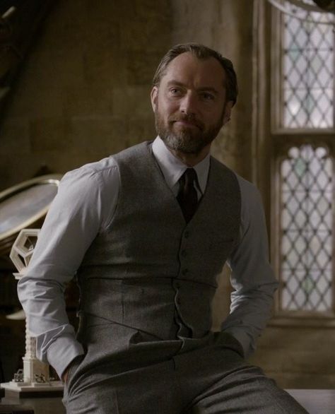 Jude Law Dumbledore, Albums Dumbledore, Dumbledore Fantastic Beasts, Albus Dumbledore Aesthetic, Young Dumbledore, Donna Suits, Fantastic Beasts Creatures, Harry Potter Dumbledore, Fantastic Beasts Movie