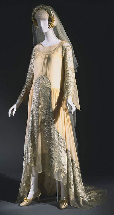 Wedding Ensemble Jeanne Lanvin, 1925 The Philadelphia Museum of... Look Gatsby, Lace Headpiece, Roaring 1920s, Bridal Art, 1920 Fashion, Vintage Brides, Orange Blossoms, Jeanne Lanvin, 20s Fashion