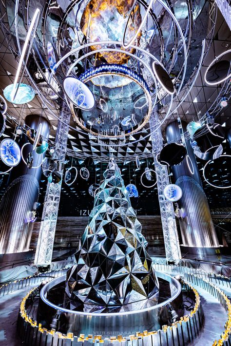 Futuristic Christmas, Shopping Mall Design, Christmas Stage, Photo Zone, Mall Design, Neon Decor, Shine Bright Like A Diamond, New Years Decorations, Christmas Projects