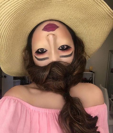 Upside down face Halloweenský Makeup, Face Paint Makeup, Halloween Tattoo, Top Makeup Products, Halloween Costumes Makeup, Halloween Makeup Looks, Halloween Make Up, Theme Halloween, Creative Halloween Costumes