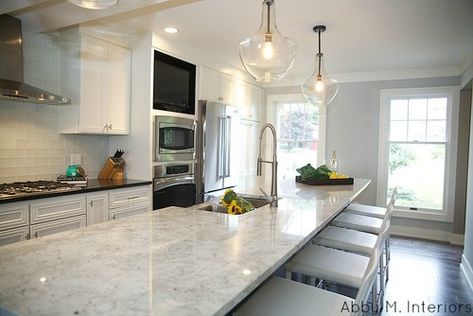 Colonial White Granite | Granite ... Modern Kitchen Open Shelving, Colonial White Granite, White Elegant Kitchen, Grey Wood Floors Kitchen, Apt Kitchen, Modern Countertops, Gray Kitchens, Kitchen With Long Island, White Granite Kitchen