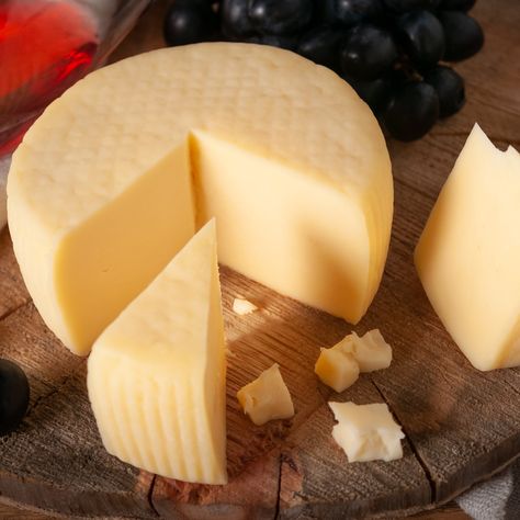 An overview of one of Italy’s most famous and valuable cheeses: Caciotta. From the Tuscan cow's milk version to the Urbino DOP. Grana Padano Cheese, Cow's Milk, Sheep Cheese, Plant Based Cheese, Cheese Tacos, Cow Cheese, Charcuterie Plate, European Recipes, Cheese Tasting