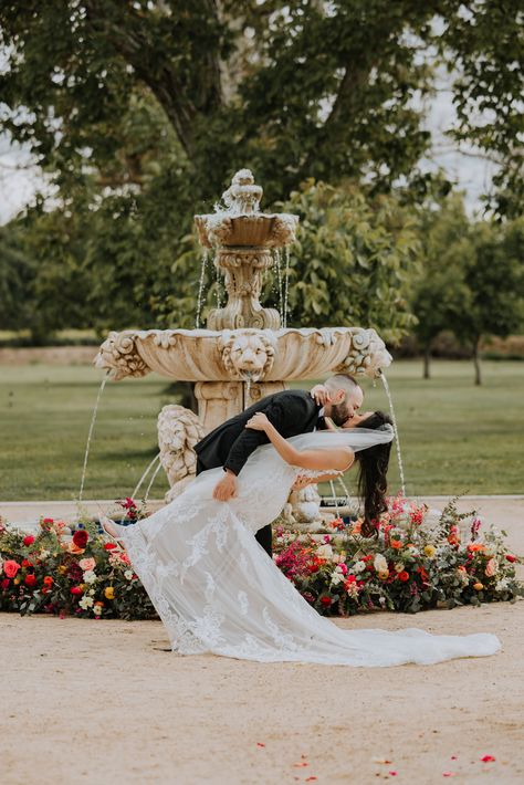 Gorgeous fountain ceremony #Acampo #ViaggioEstate&Winery #Wedding #Ceremony #Fountain #Weddingflowers #Flowers Fountain Wedding Ceremony, Fountain Wedding Decor, Wedding Fountain Decor, Wedding Fountain, Wedding Painting, Garden Fountain, Wedding Ceremony Decorations, Ceremony Decorations, Coffee House