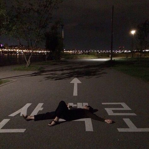 #alternative #girl #grunge #street Fotografia Grunge, Laying On The Ground, Dark Paradise, Night Vibes, Grunge Photography, Jolie Photo, Teenage Dream, Night Aesthetic, Instagrammer