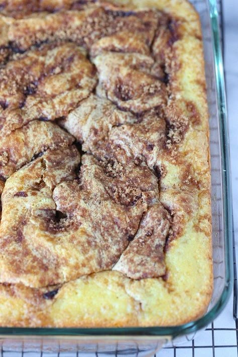 Common Roll Cake, Easy Cinnamon Roll Cake, Cinnabon Cake, Cinnamon Bun Cake, Cinnamon Cake Recipes, Cinnamon Swirl Cake, Yellow Cake Mix Recipes, Cake Mix Cakes, Recipes Using Cake Mix