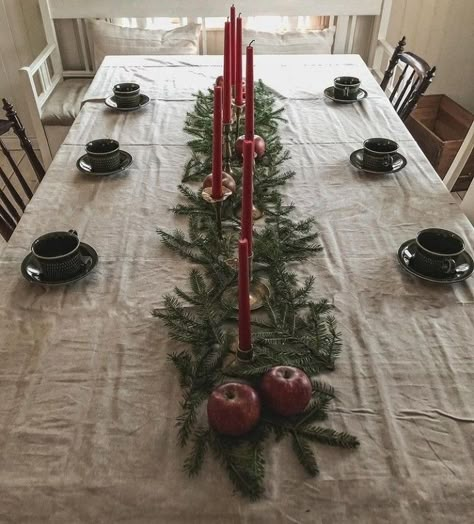 Christmas Apartment, Cozy Christmas Decor, Minimal Christmas, Fun Christmas Decorations, Cottage Christmas, Christmas Interiors, Christmas Inspo, Christmas Table Settings, Christmas Mood