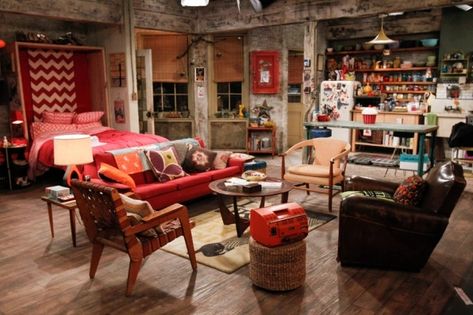 Apartamento de Max | 2 Broke Girls Wiki | Fandom Girls Apartment, Open Plan Apartment, Amazing Apartments, 2 Broke Girls, Wall Phone, Max Black, Girl House, Cool Apartments, New Girl