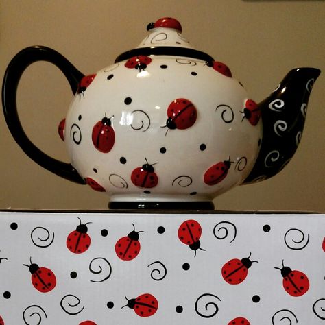 Lady bug tea pot Lady Bugs, Ceramics Pottery Art, Cute Little Things, Love Bugs, Dream House Decor, Cool Stuff, Lady Bug, My New Room, Tea Pot