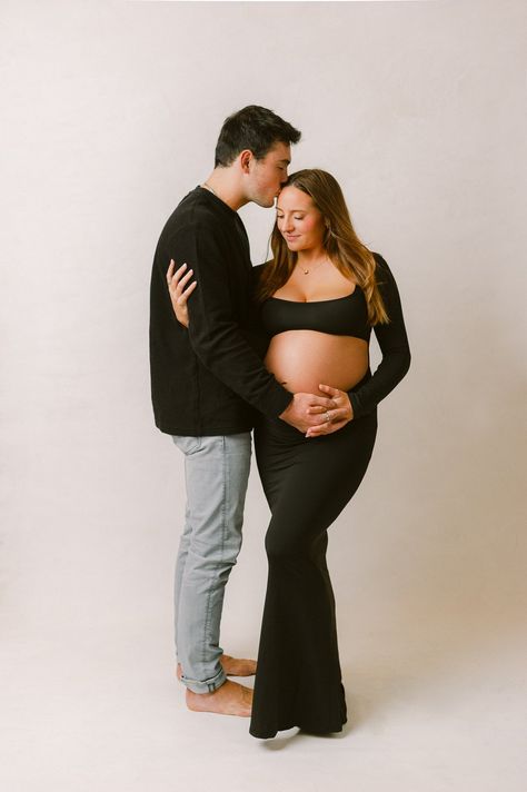 Maternity Photography Black Outfit, Simple Studio Maternity Shoot, Studio Maternity Shoot Outfit Ideas, In Studio Maternity Session Family, Maternity Shoot Studio Ideas, Maternity Photography Poses Couple Studio, Mom And Toddler Maternity Pictures, Maternity Pictures With Husband Studio, Maternity Shoot Outfit Ideas Couple