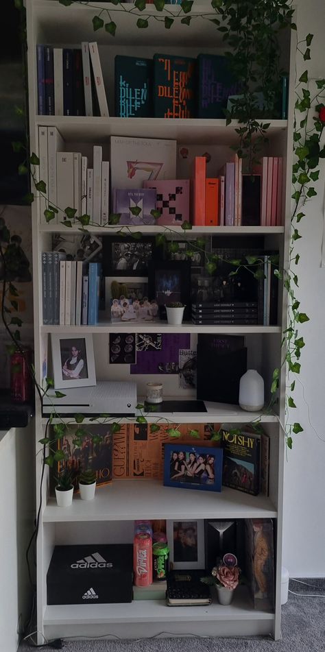 Big Shelf Decor Bedroom Ideas, Kpop Albums Shelf Aesthetic, Kpop Album Shelves, Kpop Album Setup, Kpop Album Bookshelf, Kpop Shelf Ideas Aesthetic, Kpop Album Shelf Aesthetic, Kpop Album Storage Ideas, Album Storage Ideas