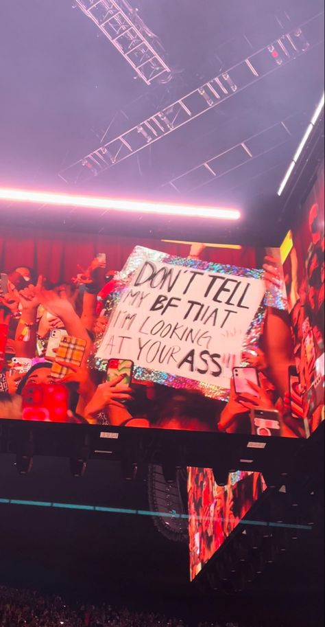 Hslot Signs Ideas, Harry Styles Signs Concert, Harry Styles Concert Poster Ideas, Harry Styles Sign Ideas, Harry Styles Concert Signs, Funny Concert Signs, Harry Styles Signs, Concert Signs Ideas, Inhaler Concert