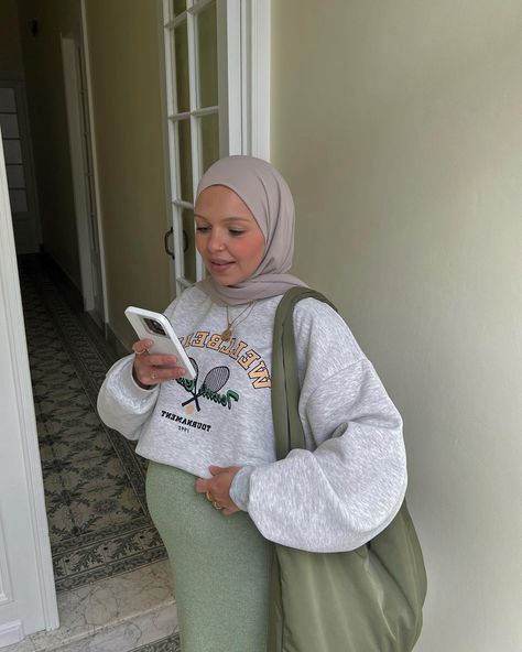 Pregnant Hijabi Outfit, Pregnancy Outfits Hijab, Hijabi Outfit, Outfits Hijab, Breastfeeding Clothes, Cute Maternity Outfits, Maternity Outfits, Hijab Outfits, Hijabi Outfits Casual