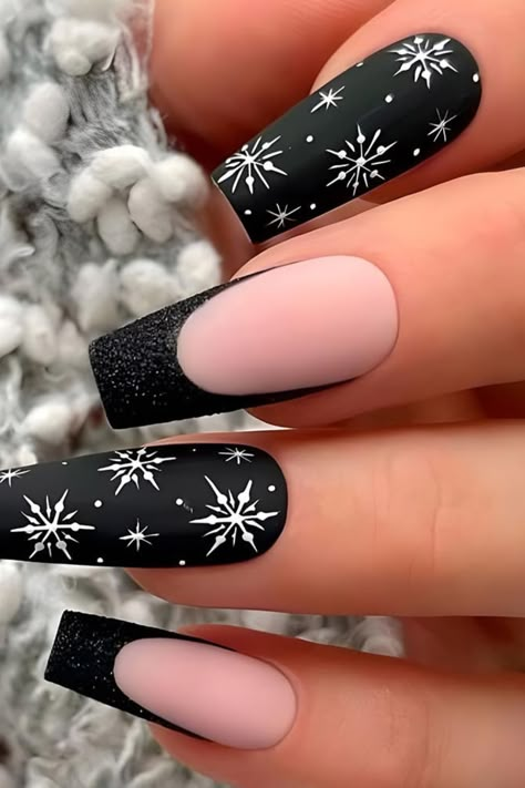 Christmas Nails Black And White, Edgy Christmas Nails, Winter Black Nails, Black Winter Nails, Black Christmas Nails, Black And White Nails, Nail Vinyls, French Manicure Nails, Trendy Nail Art Designs