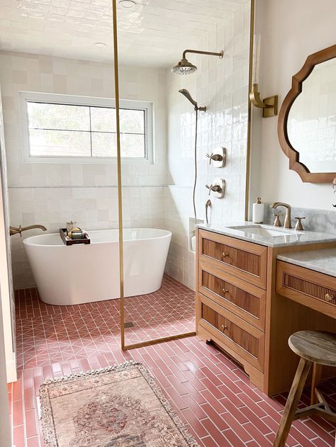 Red Floor Bathroom, Pink Floor Bathroom, Pink Tile Floor Bathroom, Pink And Wood Bathroom, Colorful Bathroom Floor, Bathroom With Terracotta Floor Tiles, Bathroom Floor Inspiration, Pink Bathroom Floor, Pink Boho Bathroom