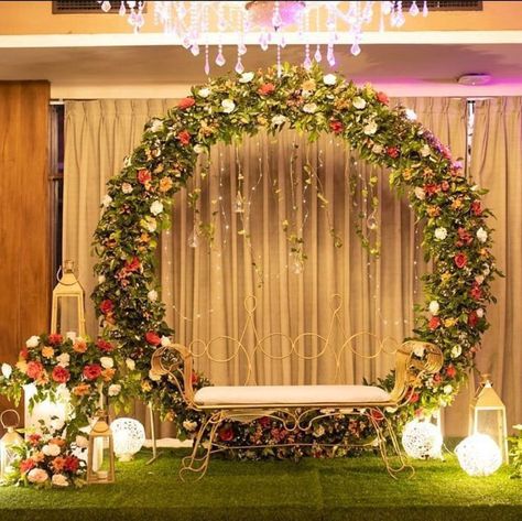 Small Stage Backdrop Ideas, Back Drop Decoration Ideas Indian, Mayra Decoration, Mehandi Stage Decoration, Backdrop Curtain Ideas, Small Nikkah Ideas, Garden Arches Ideas, Roka Decor, Mehndi Backdrop