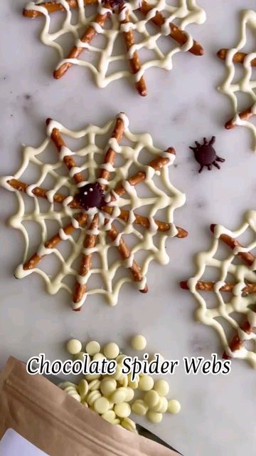 Chocolate Halloween Treats, Chocolate Spiders, Halloween Pretzels, White Chocolate Pretzels, Kid Friendly Halloween, Ziploc Bag, Halloween Treats Easy, Halloween Appetizers, Halloween Chocolate