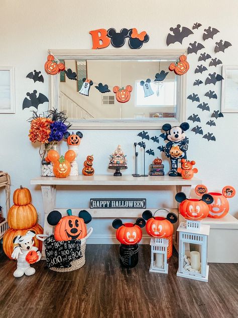 Disney Fall Birthday Party, Halloween Disney Birthday Party, Mickey Pumpkin Decorating Ideas, Halloween Stand Ideas, Disney Themed Halloween Party, Disney Halloween Decorations Outdoor, Diy Disney Fall Decor, Disney Halloween Decorations Diy, Disney Halloween Decorations Indoor